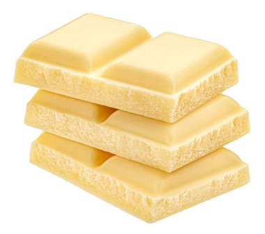 Beyaz arka planda izole edilmiş beyaz sütlü çikolata parçaları, tam derinlik