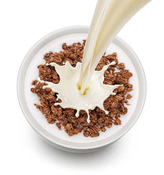 白い背景に単離されたミルクとスプラッシュを注ぐチョコレートグラノーラ トップビュー — ストック写真