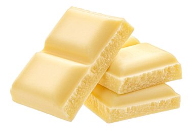 Beyaz arka planda izole edilmiş beyaz sütlü çikolata parçaları, tam derinlik