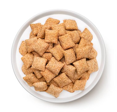 Beyaz arka planda izole edilmiş bir kase mısır gevreği.