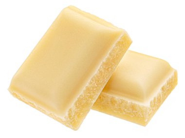 Beyaz arka planda izole edilmiş beyaz sütlü çikolata parçaları, tam derinlik