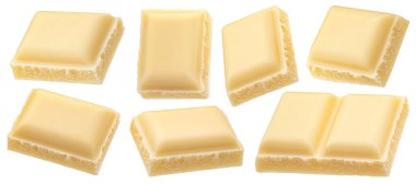 Beyaz arka planda izole edilmiş beyaz sütlü çikolata parçaları, tam derinlik