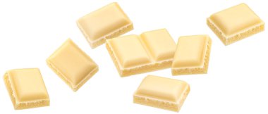 Düşen beyaz sütlü çikolata parçaları kesme yolu ile beyaz arka planda izole