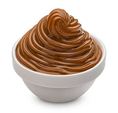 Kaynamış yoğunlaştırılmış süt, beyaz arka planda izole edilmiş karamel kremi, tam derinlik