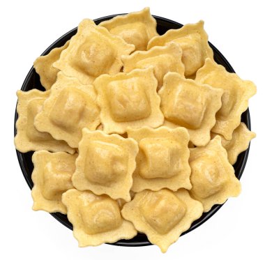 Ravioli makarnası beyaz arkaplanda izole edilmiş, üst görünüm