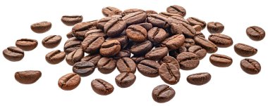 Kavrulmuş kahve çekirdekleri beyaz arka planda izole edilmiş, geniş bir alanda.