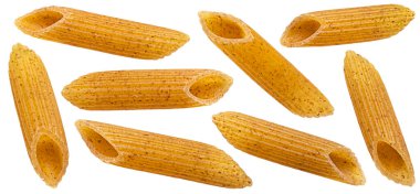 Tam tahıllı makarna, beyaz arka planda izole edilmiş buğdaylı makarna, tam derinlikte.