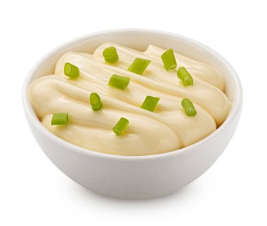 Beyaz arkaplandaki mayonez kırpma yolu ile izole edilmiş.