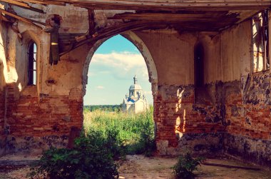 Katolik Kilisesi 'nin yıkıntıları arasında Ortodoks Kilisesi