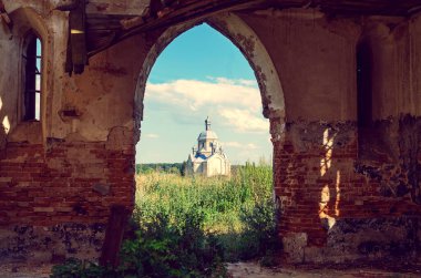 Yıkılmış katedralin kemerinden yeni kilisenin görüntüsü