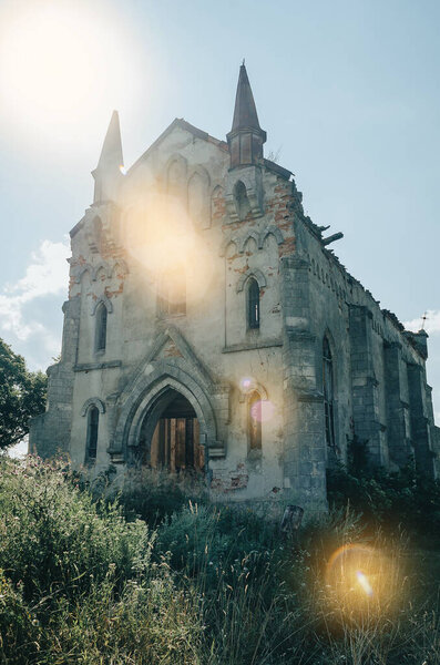 Древняя церковь на фоне голубого неба. Солнечные лучи. Блеск в рамке