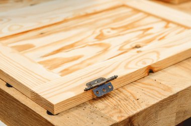 Kapı menteşesi tahtaya bağlı.