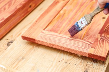 Fırçayla ahşap bir yüzey boyamak