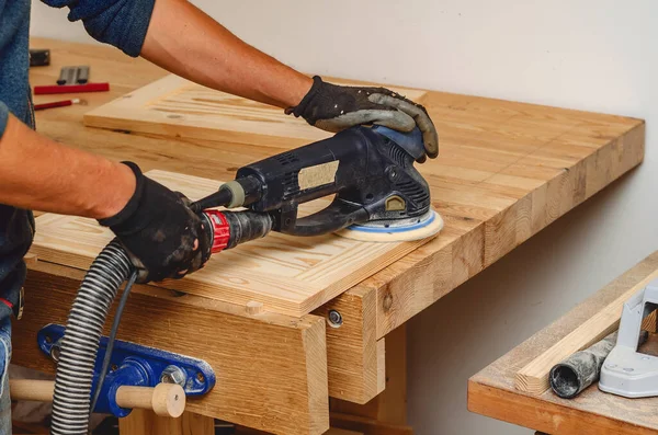 Lijando Una Tabla Madera Con Una Lijadora Eléctrica Mano — Foto de Stock