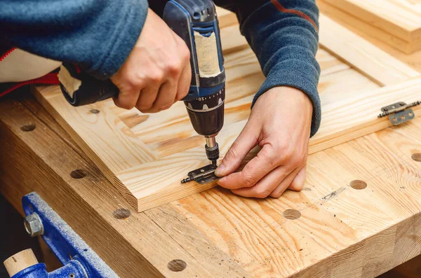 Instalación Bisagras Las Manos Del Maestro Perder — Foto de Stock