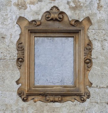Gri duvardaki mimari taş çerçeve.