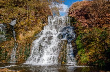 İki tepenin arasından akan güzel şelale manzarası.