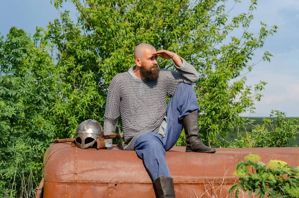 Emocionální Fotografie Středověkého Vikinga Kovové Kroužkové Zbroji Úzkostlivě Hledícího Dálky — Stock fotografie