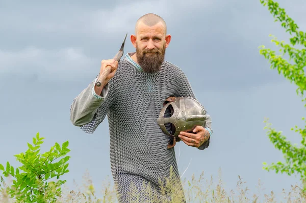 Muž Středověkých Šatech Vikingská Zbroj Kovová Helma Drátěná Košile Hrozby — Stock fotografie