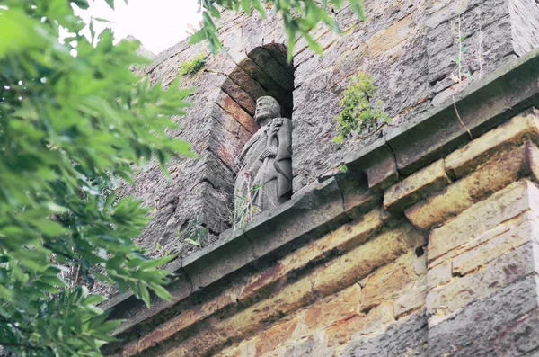 Древняя Статуя Каменной Арке Часть Разрушенной Каменной Церкви Нижний Вид — стоковое фото