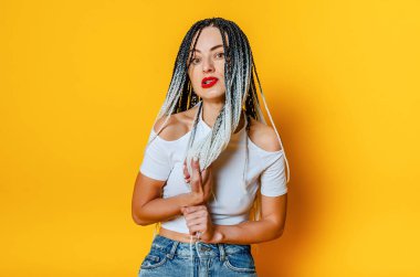 Rastalı kızgın kadın portresi. Rasta tutan eller..