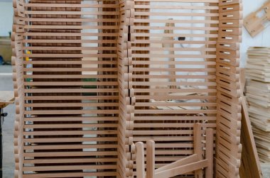 Marangozluk atölyesi. Ahşap atölyesindeki ahşap ürünlerin bileşimi. Şövaleler yapıyorum. Soyut arkaplan.