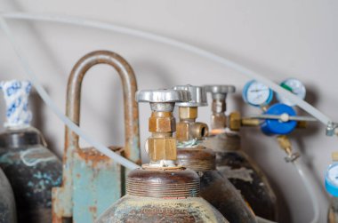 Metal fabrikasında metal kaynaklama için gaz tüpleri. Sanayi üretimi.