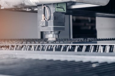 Metal kesme makinesi. Lazer kesimi. Yakın çekim.