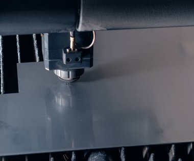 Endüstriyel üretim. Üretim makineleri. Metal levha kesimi