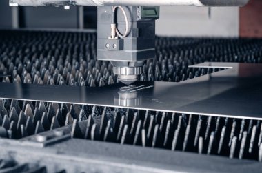Endüstriyel üretim. Üretim makineleri. Metal levha kesimi