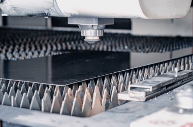 Metal kesme makinesi. Lazer kesimi. Metal kesimi için hazırlık. Yakın plan.