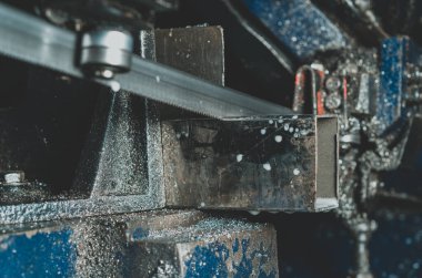 Üretim atölyesindeki metal boruları kesme işlemi. Kapat.