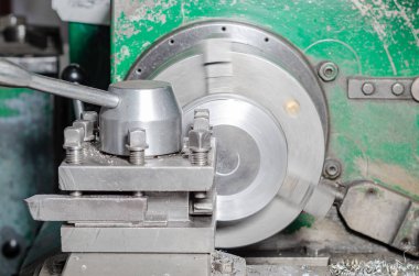 Metal için klemp. Boruların endüstriyel kesimi. Metal kesimi