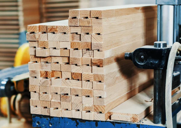 大工のワークショップで木製のバーのスタック 木工産業 — ストック写真