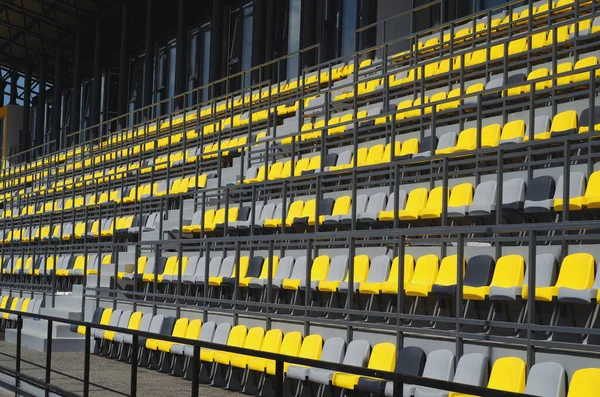 Asientos Vacíos Plástico Color Estadio Sin Espectadores Arena Agua Vista — Foto de Stock