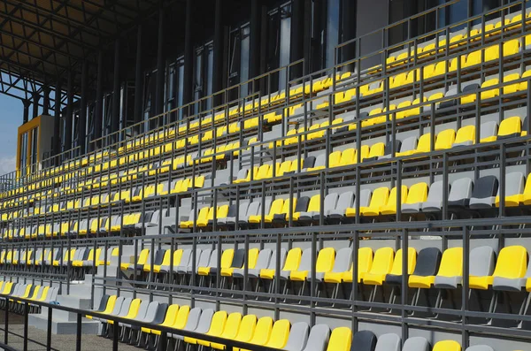 Puste Plastikowe Kolorowe Siedzenia Stadionie Bez Widzów Arena Wodna Widok — Zdjęcie stockowe