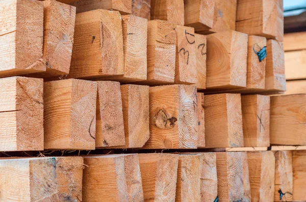 Montones Barras Madera Cortadas Composición Madera Aserrada Fondo Madera —  Fotos de Stock