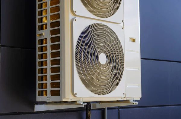 Parte Condicionador Branco Compressor Instalado Fora Ventilação Condicionado — Fotografia de Stock