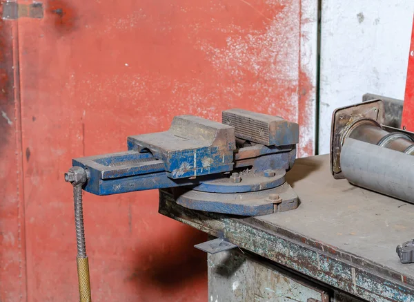 Vieja Vise Hierro Azul Taller Banco Trabajo Entorno Borroso Otros —  Fotos de Stock