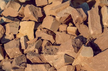 Taş, büyük parçalanmış moloz parçaları. İnşaat arkaplanı.