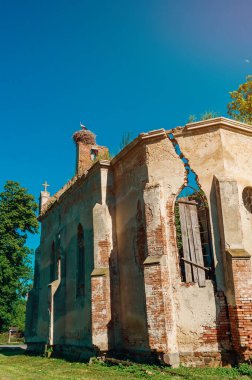 Leyleğin yuvası harap olmuş taş kalenin tepesinde. Kırık taş duvar. Ortaçağ mimarisi. Yaşam konsepti.