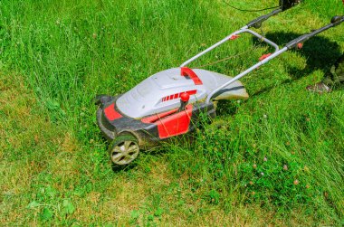 Elektrikli el çim biçme makinesi çim biçer. Yakın plan..