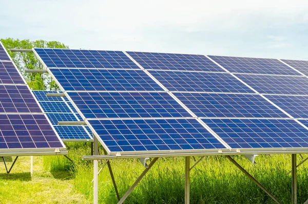 Panele Słoneczne Terenie Energia Słoneczna Alternatywne Źródło Energii Elektrycznej — Zdjęcie stockowe