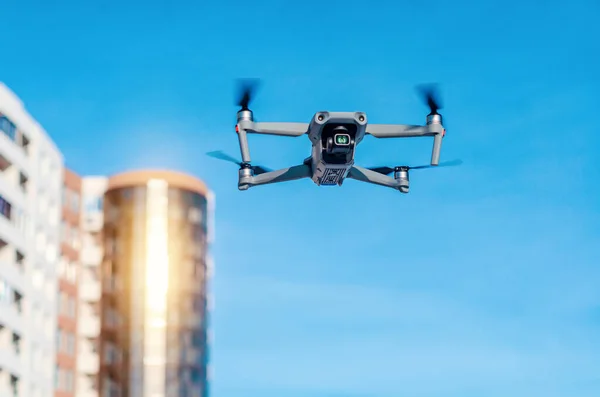 Drone Vola Aria Citta Nuove Tecnologie — Foto Stock
