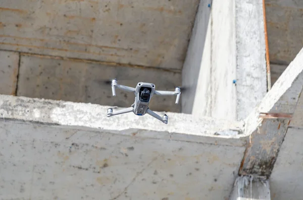 Drone Volo Vicino Strutture Calcestruzzo Osservazioni Sulla Costruzione Tecnologia Moderna — Foto Stock