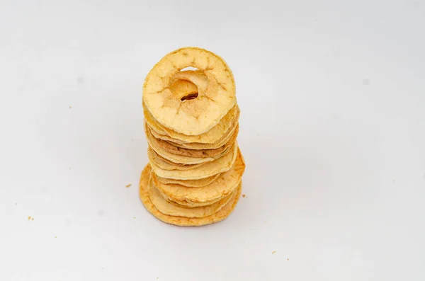 Batatas Secas Maçã São Empilhadas Coluna Fundo Branco Alimentação Saudável — Fotografia de Stock
