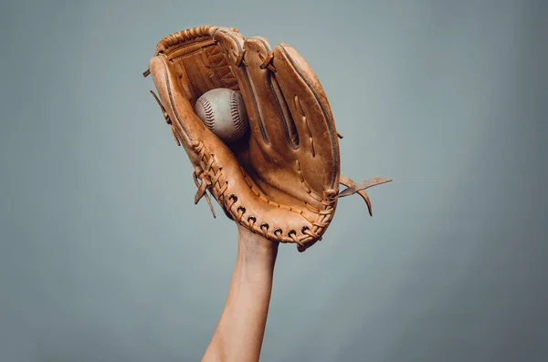 Mano Pelle Guanto Baseball Catturato Una Palla Sfondo Grigio Scuro — Foto Stock