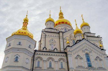 Altın kubbeli Ortodoks Hıristiyan katedrali. Dini binalar. Ukrayna 'daki Kutsal Yurt Pochaiv Lavra