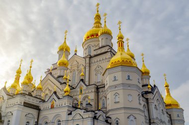 Altın kubbeli Ortodoks Hıristiyan katedrali. Dini binalar. Ukrayna 'daki Kutsal Yurt Pochaiv Lavra
