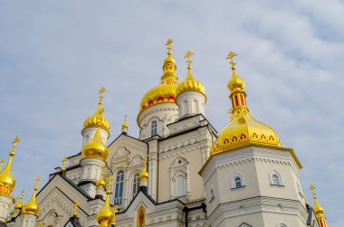 Pochaiv Lavra Ortodoks Manastırı Kompleksi. Dini binalar. Haçlı altın kubbelerin yan görüntüsü. Ukrayna, 2022.